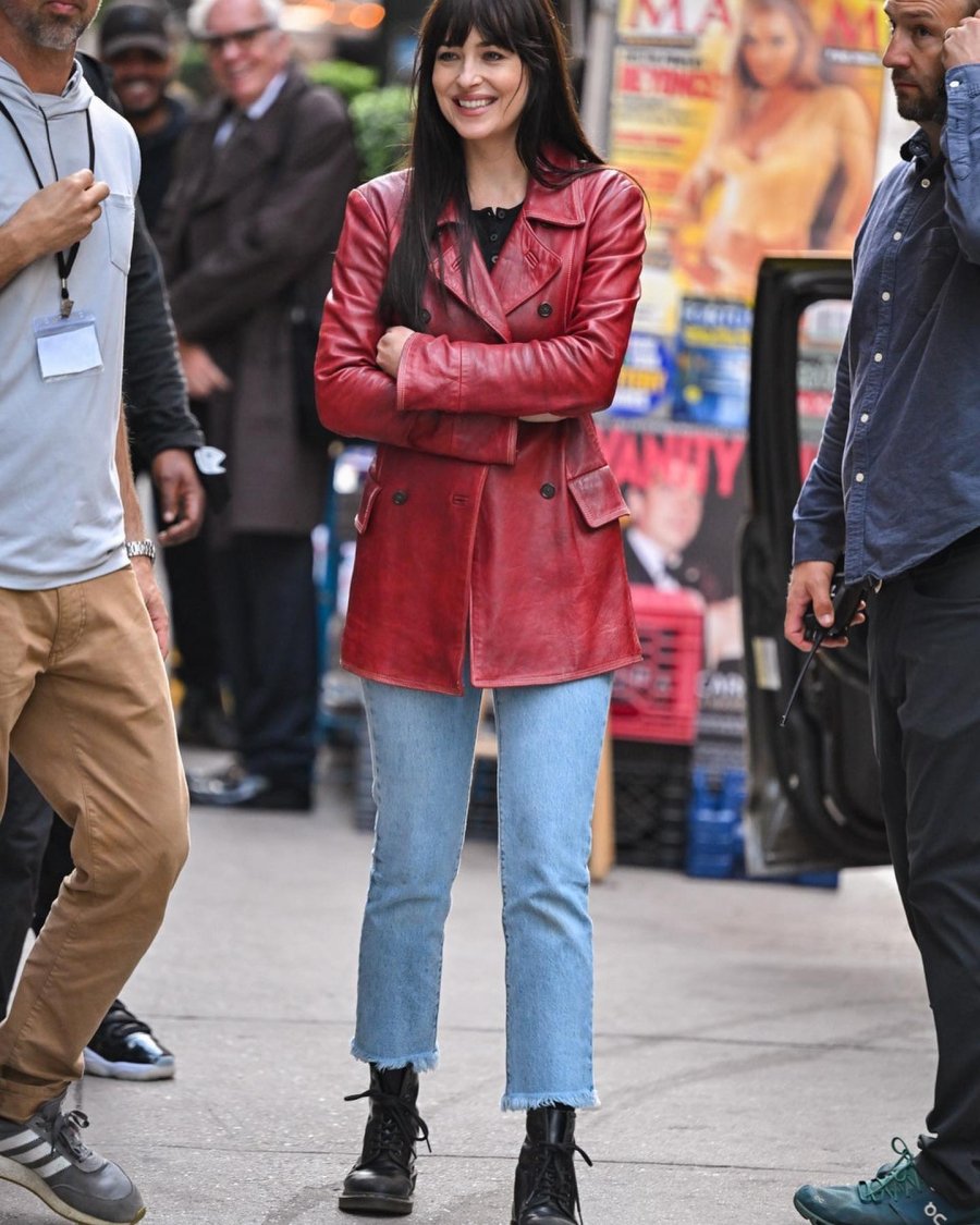 Dakota thường chọn áo khoác da dáng dài, mix với quần jeans ống đứng