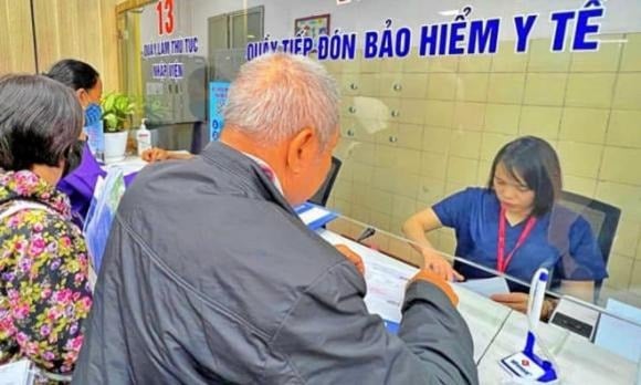 Người đang hưởng trợ cấp hưu trí xã hội hàng tháng theo quy định của pháp luật về BHXH.    