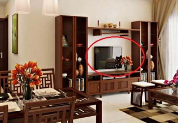 Tivi và các thiết bị điện tử phát ra âm thanh, hình ảnh sôi động, không phù hợp với không gian yên tĩnh, trang nghiêm của bàn thờ.