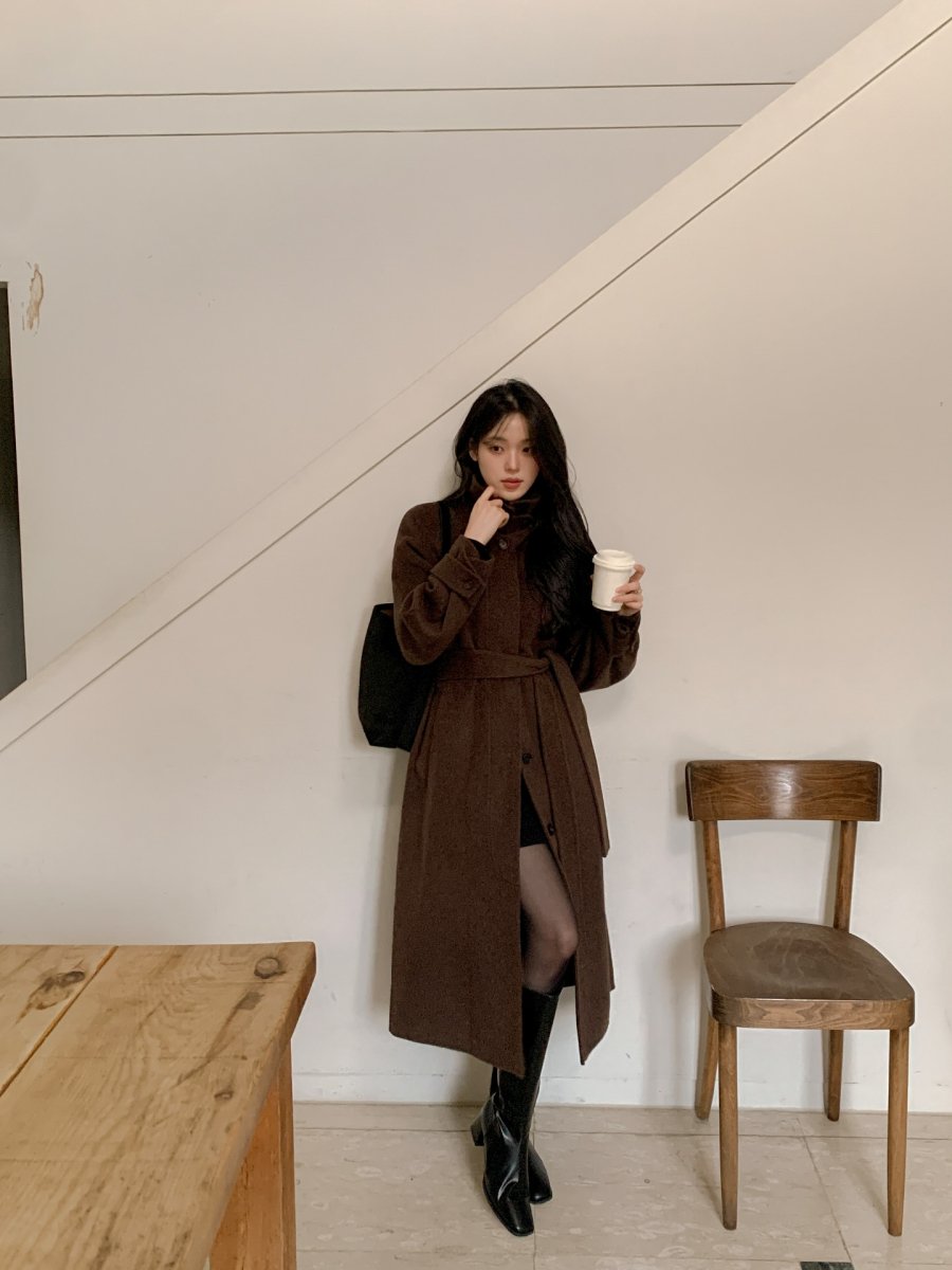 Những chất liệu quen thuộc như dạ, len hoặc tweed luôn được ưu ái nhờ khả năng giữ nhiệt tốt và lên phom đẹp mắt.