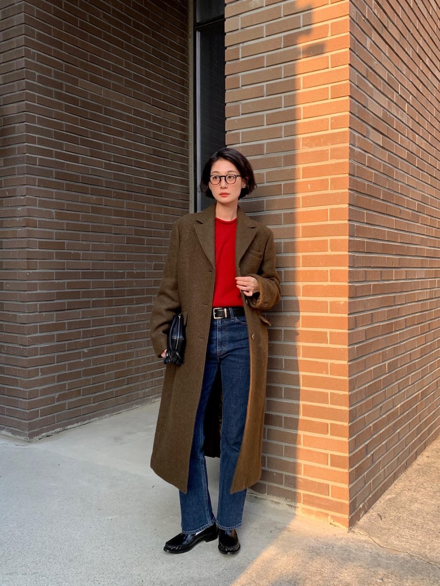 Chỉ cần thêm phụ kiện như boots cao cổ, khăn quàng hoặc túi da nhỏ xinh, bạn đã có một bộ trang phục chuẩn thanh lịch cho mùa đông.    