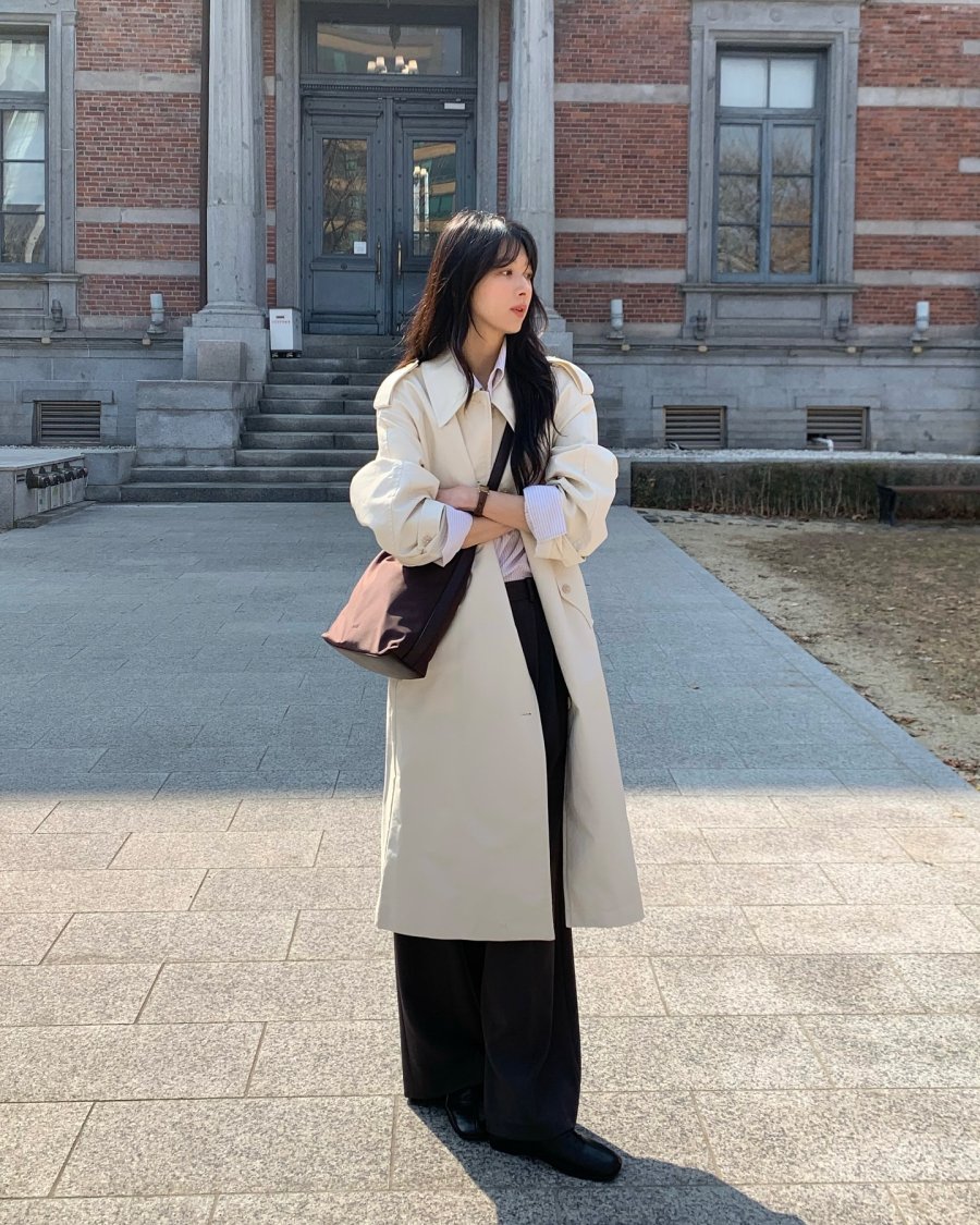 Nếu bạn muốn thử một phong cách tinh tế nhưng mới mẻ hơn, trench coat màu trắng sẽ là gợi ý hoàn hảo. 