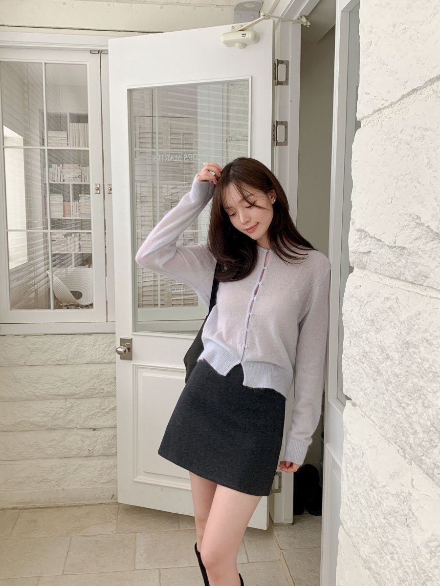 Cardigan mỏng kết hợp chân váy dạ luôn đem lại cảm giác nhẹ nhàng, nữ tính nhưng không kém phần lịch sự