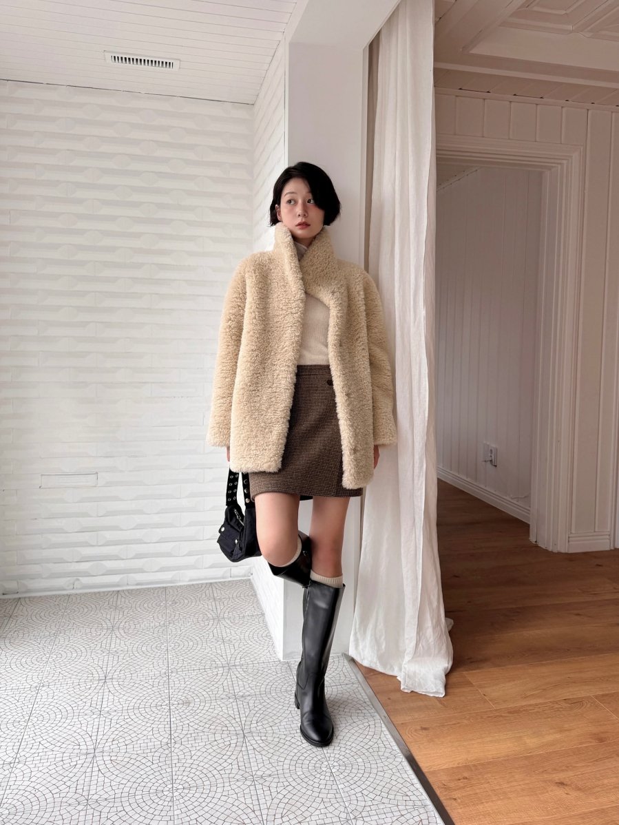 Dù chỉ sử dụng hai gam màu cơ bản là trắng và đen, người mặc vẫn có được vẻ ngoài nổi bật.