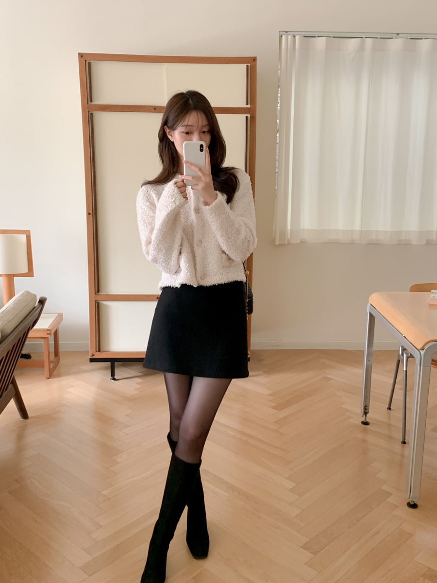 Chiếc cardigan len xù chính là yếu tố tạo nên sự lấp lánh, cuốn hút cho set đồ.