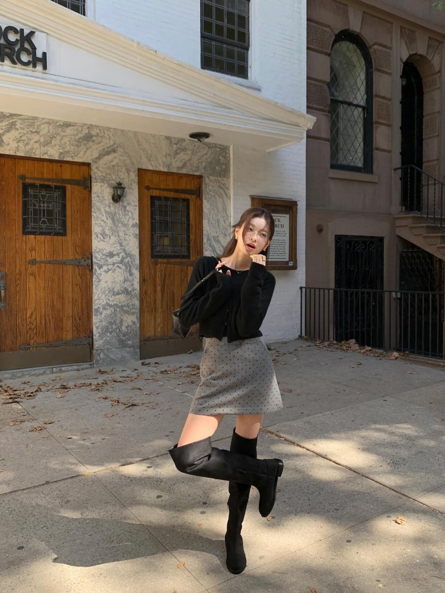 Khi kết hợp cùng áo khoác lửng, người mặc trông năng động hơn, đồng thời được tôn dáng một cách tự nhiên.