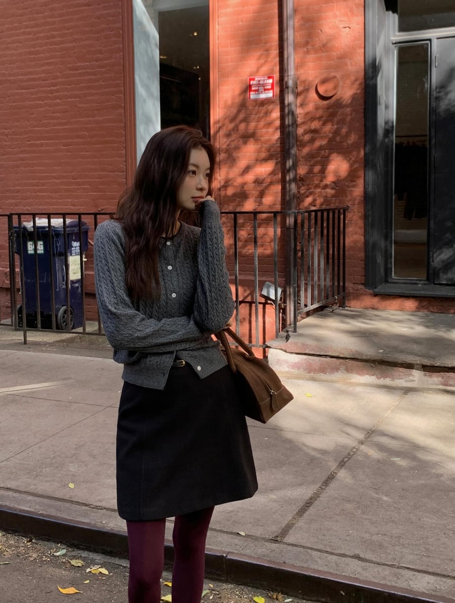 Chiếc túi màu nâu giúp outfit cân bằng lại bảng màu, tạo cảm giác nhã nhặn nhưng vẫn nổi bật.