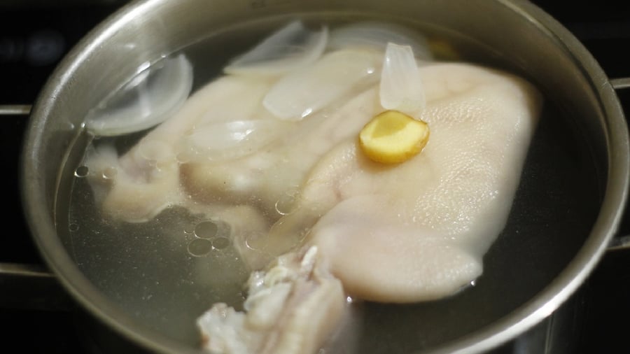 2 Mẹo Luộc Tai Heo Trắng Giòn, Không Hôi Khi Luộc Tai Heo, Bạn Nên Thêm Một Ít Giấm Hoặc Nước Cốt Chanh.