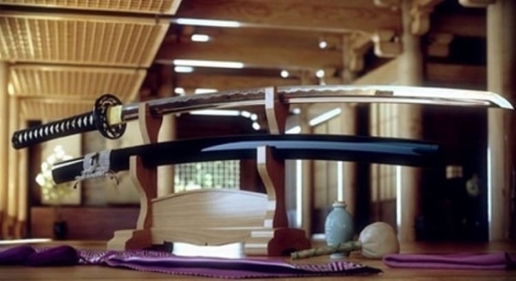 Treo Dao, Kiếm Trong Phòng Ngủ Vừa Không An Toàn Lại Gây Ra Bất Lợi Về Phong Thủy. (Ảnh Minh Họa)