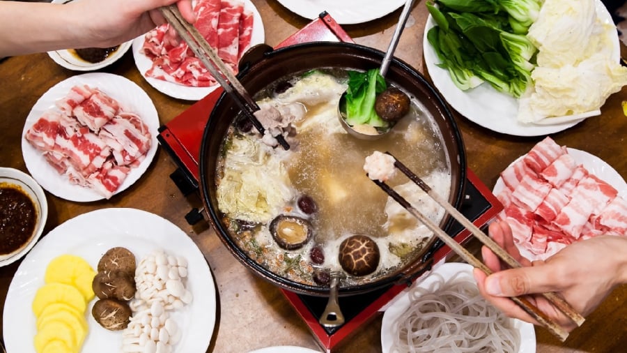 Người bị bệnh gout, người bị bệnh thận cũng nên thận trọng khi ăn lẩu.