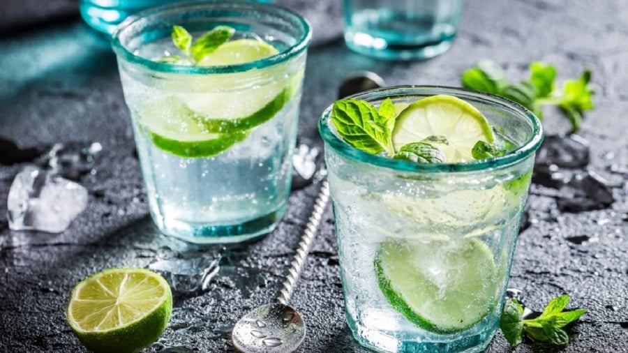 Nước chanh là loại đồ uống có tác dụng tốt trong việc hỗ trợ đào thải axit uric ra khỏi cơ thể.