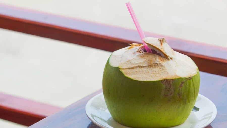 Uống nước dừa có tác dụng hỗ trợ điều chỉnh nồng độ axit uric trong cơ thể, thúc đẩy việc đào thải axit uric qua hệ bài tiết.