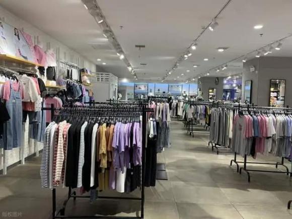 Quần áo trực tuyến hấp dẫn nhiều người nhờ hình ảnh người mẫu đẹp, giá rẻ hơn nhiều so với cửa hàng truyền thống và chính sách trả hàng linh hoạt. 