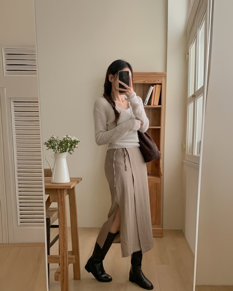 Áo cổ chữ V là một trong những kiểu áo lý tưởng giúp phần cổ trông thanh thoát hơn và tạo cảm giác vóc dáng cao gọn hơn.