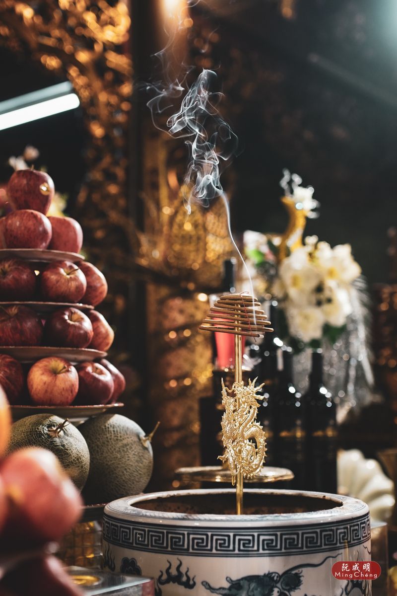 Nhìn hương cháy trên ban thờ, người xưa linh cảm về tài lộc