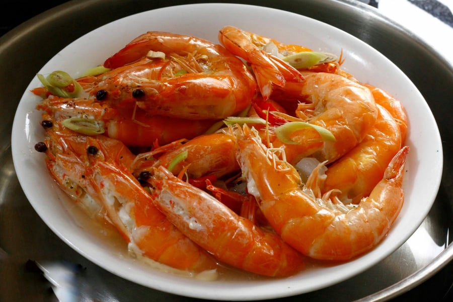 Đổ nước vào luộc tôm vừa trắng vừa tanh: Muốn tôm ngọt, đỏ đều cứ dùng 1 thứ