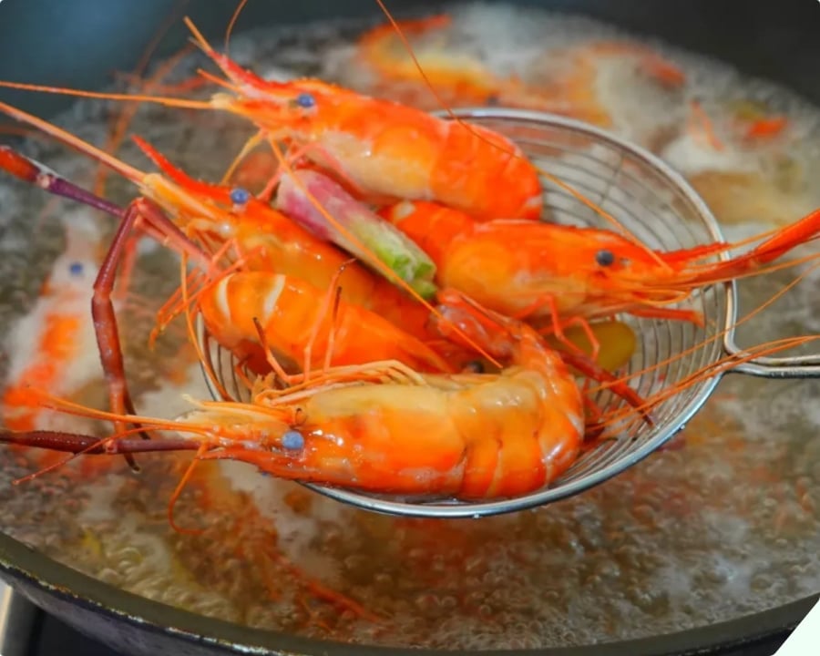 Chỉ với một thìa muối hạt, món tôm luộc ngay tức khắc: đỏ từ đầu đến đuôi, thịt chắc, vị ngọt đậm như hấp hơi.