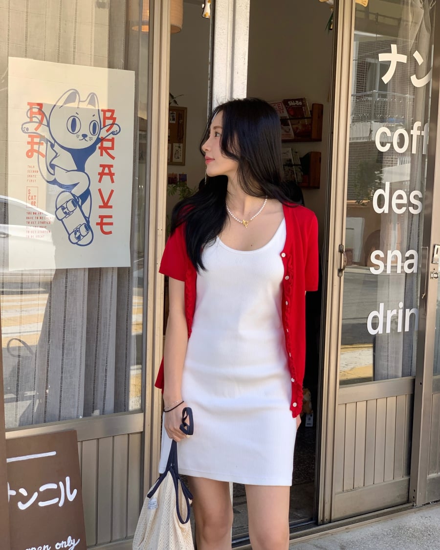  Váy trắng vốn đã tươi sáng và cuốn hút nhưng khi có sự xuất hiện của cardigan tông màu đỏ, tổng thể càng thêm rạng rỡ, bắt mắt.