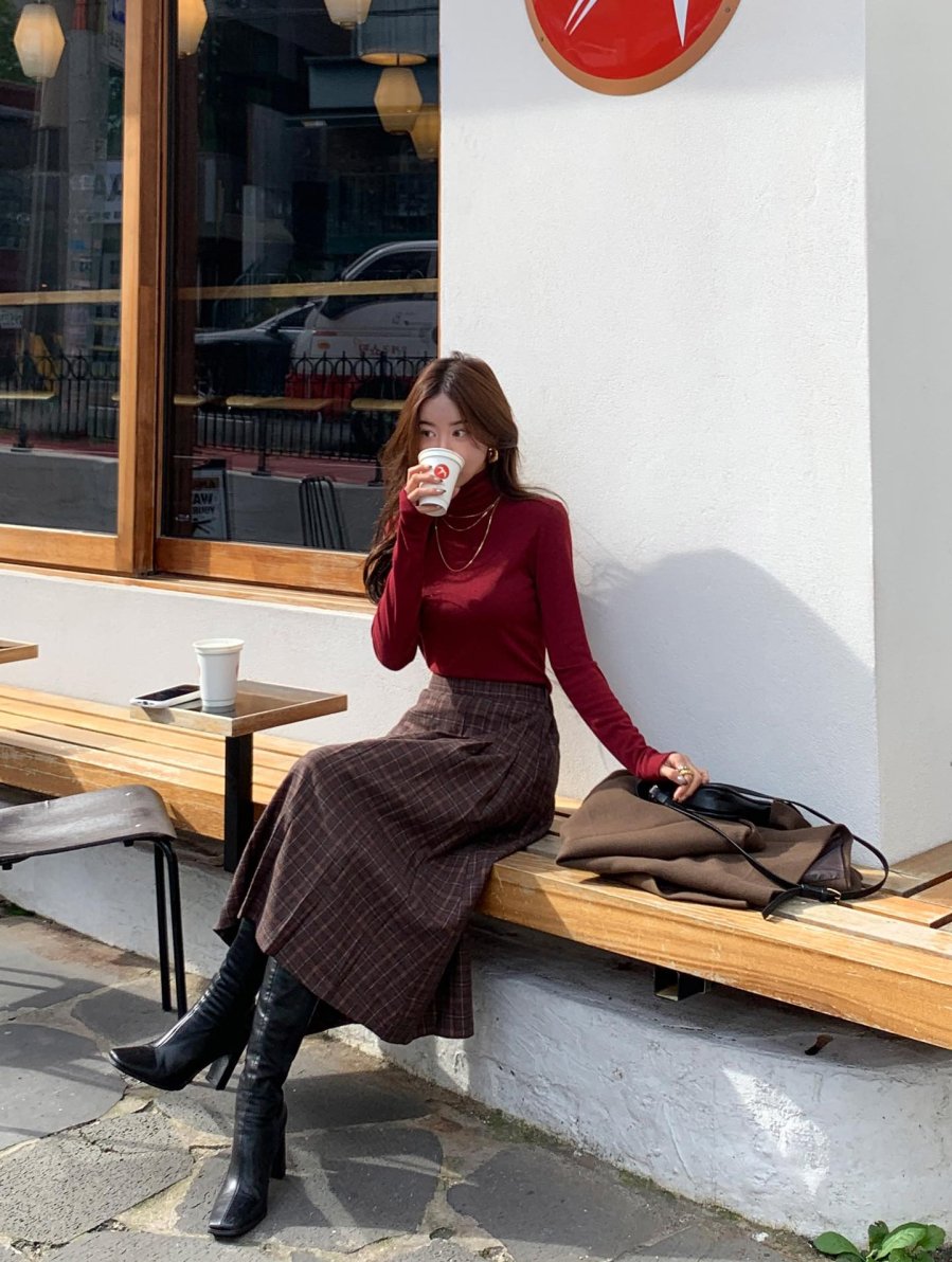 Đôi khuyên tai dù chỉ là món phụ kiện nhỏ, nhưng lại giúp cả bộ cánh thêm sang chảnh.