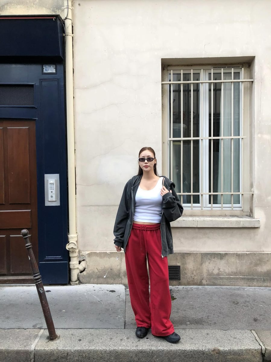 Chiếc quần màu đỏ thẫm là tâm điểm của bộ đồ, giúp người mặc thể hiện gu thời trang sành điệu.