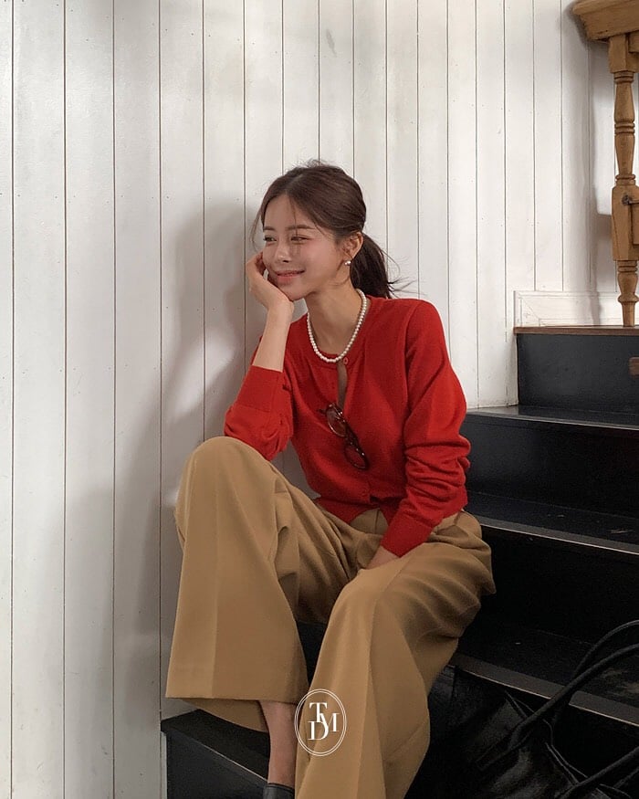 Bộ đôi áo cardigan và quần âu gây ấn tượng ở sự nữ tính và thanh lịch.