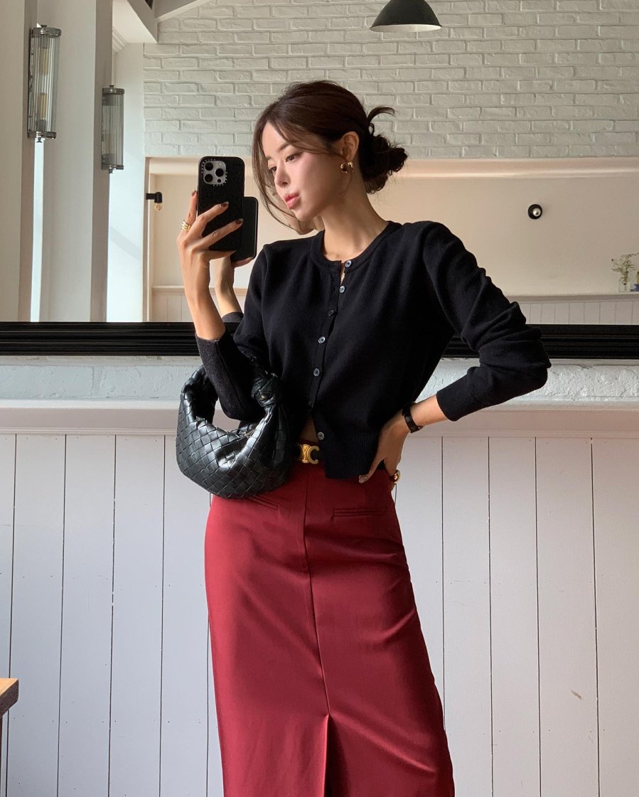 Bên cạnh áo, các mẫu chân váy mang tông màu đỏ cũng rất đáng sắm