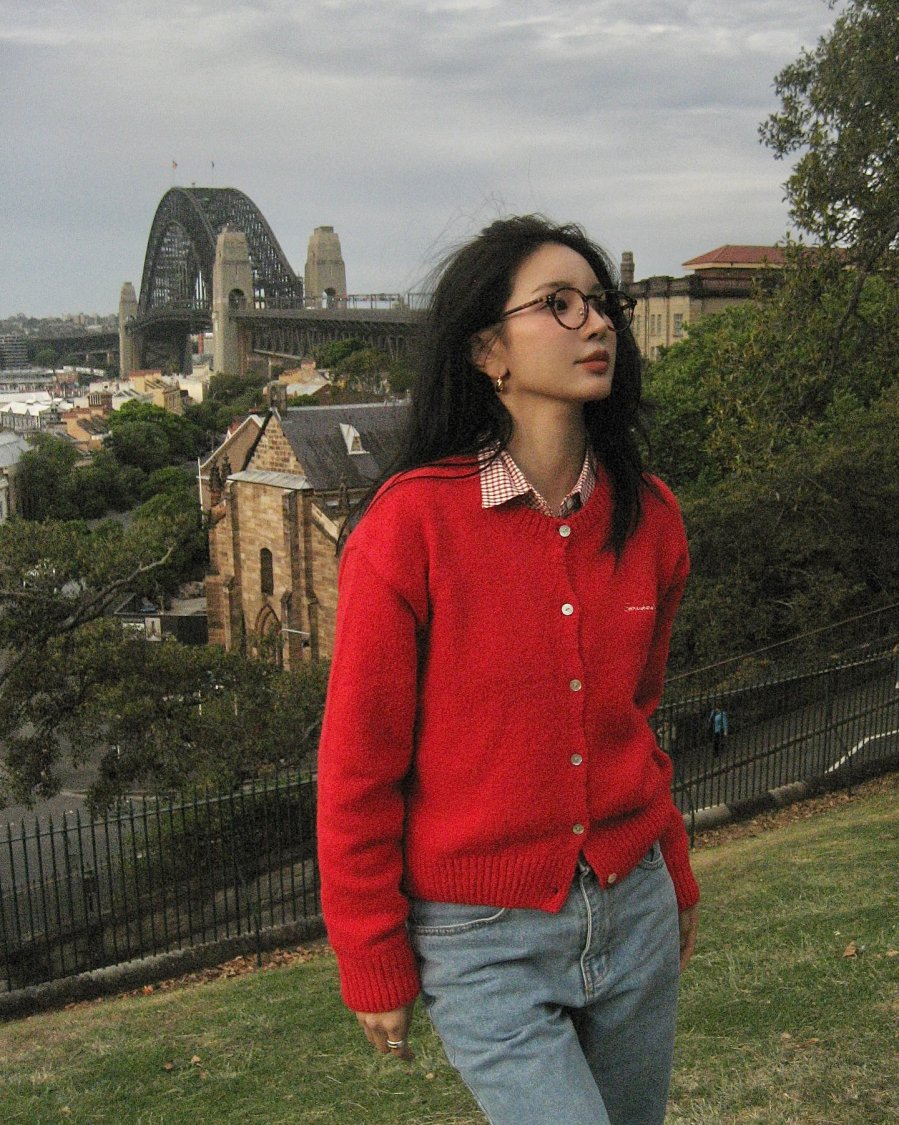 Bằng cách sơ vin, tô điểm trang sức mạ vàng, đi boots cao cổ, người mặc đã hoàn thiện được bộ cánh sang trọng tới từng chi tiết.