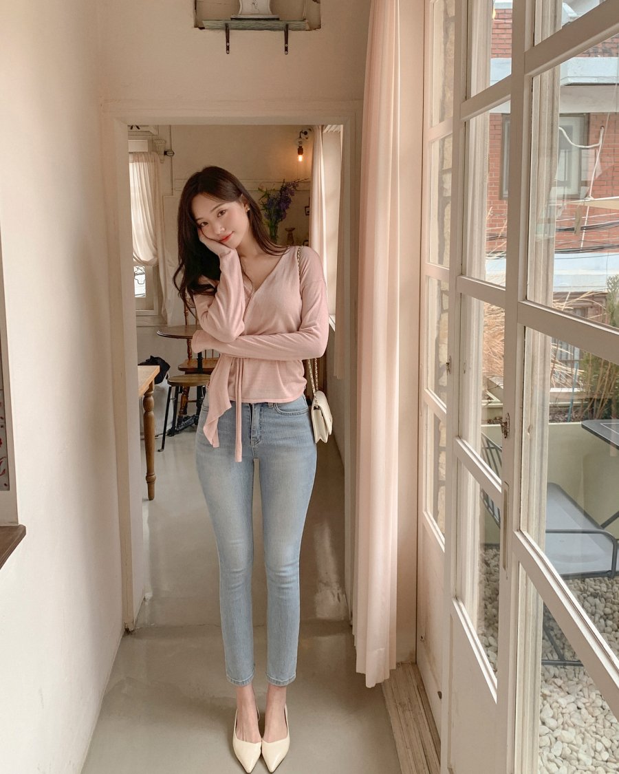 Skinny jeans là item tôn dáng kinh điển, giúp khoe trọn đường cong và đôi chân.