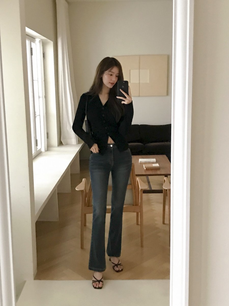 Jeans ống vẩy từng là biểu tượng thời trang thập niên 70 và đã trở lại mạnh mẽ trong những năm gần đây.