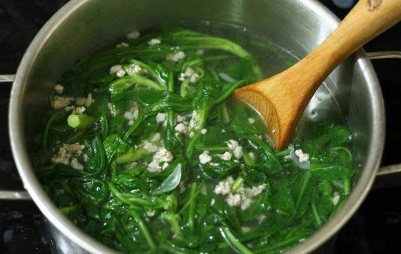 Hàm lượng sắt trong rau cải cúc giúp tăng cường sản sinh hồng cầu. Ảnh minh họa