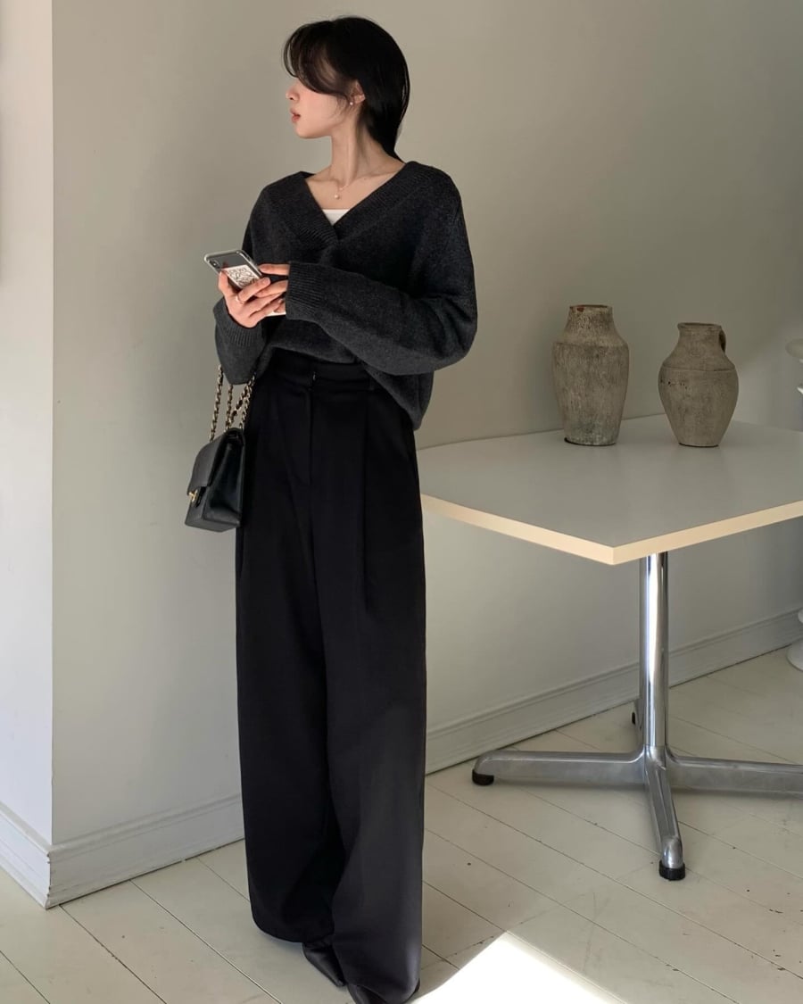 Chỉ với hai món đồ cơ bản, bạn đã có thể tạo nên phong cách vừa hiện đại, vừa thanh lịch mà không cần mất thời gian suy nghĩ