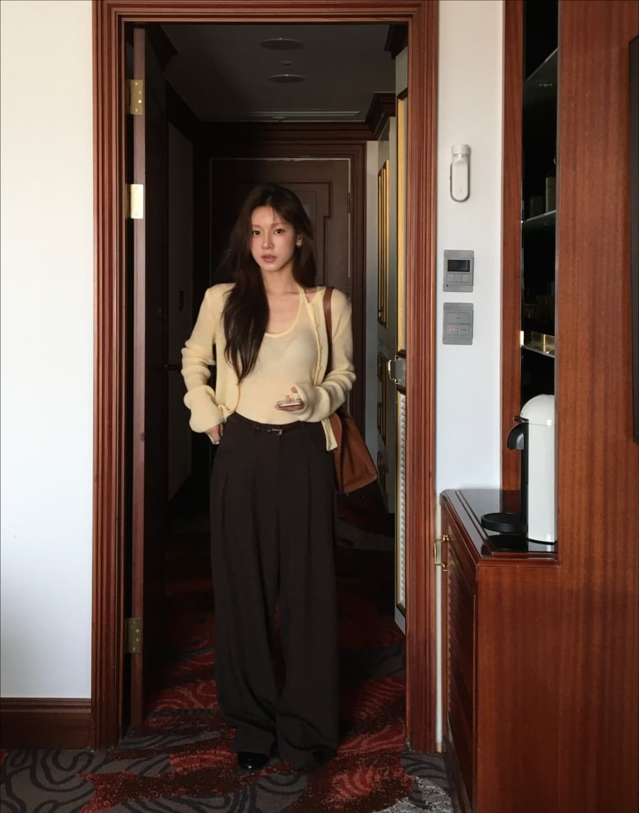  Trong những ngày nhiệt độ xuống thấp, áo len cổ lọ chính là lựa chọn hoàn hảo để giữ ấm và tạo vẻ ngoài sắc sảo.