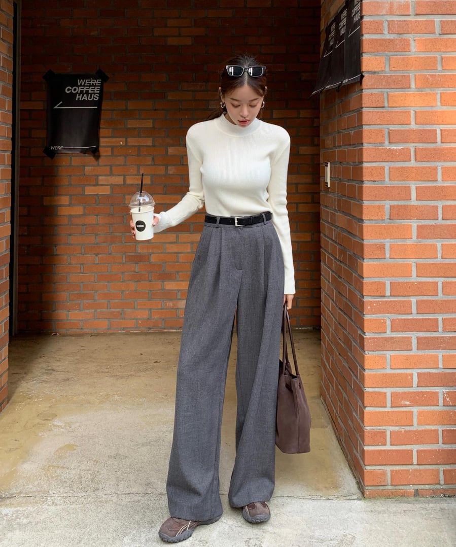 Áo ngắn giúp phần thân trên gọn lại trong khi quần cạp cao khiến đôi chân dài ra rõ rệt. 