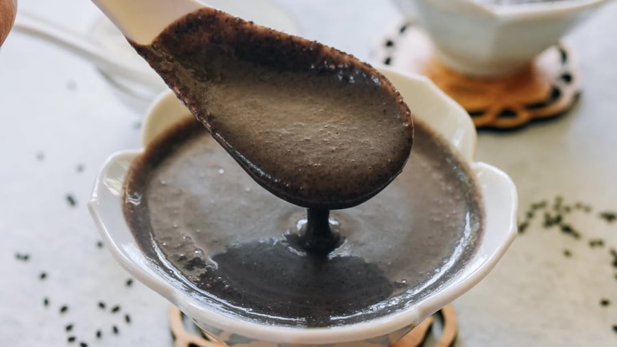 Chí mà phù là món chè nấu từ mè đen của người Hoa.