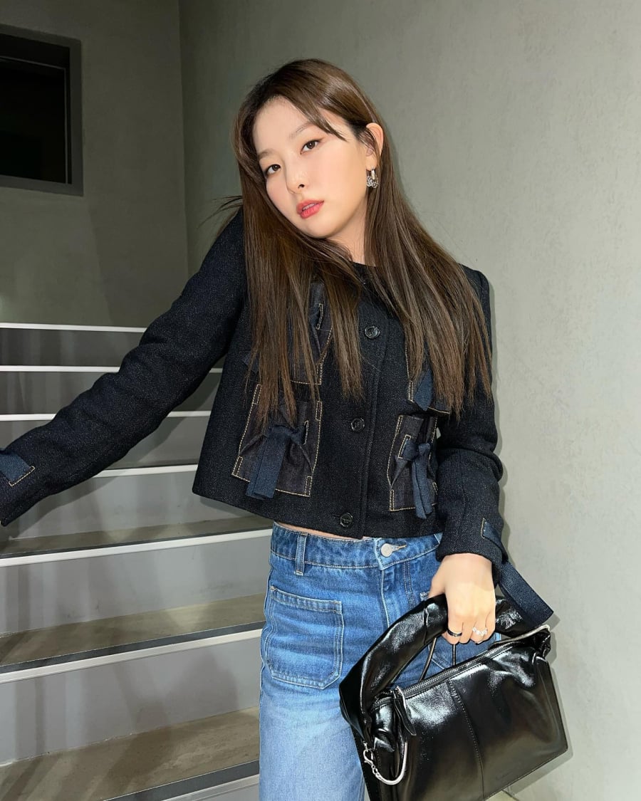 Khi đi cùng quần jeans xanh và túi xách tông đen, cô vừa có được diện mạo trẻ trung, vừa giữ được nét thanh lịch