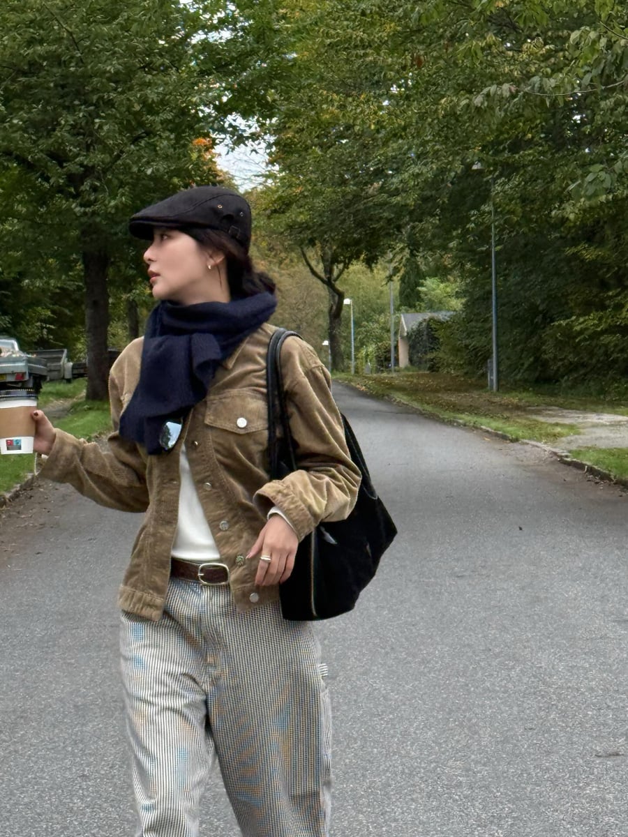 Ngoài những set đồ quen thuộc, Seulgi còn rất khéo trong việc sử dụng bảng màu trang nhã như be, nâu và đen.