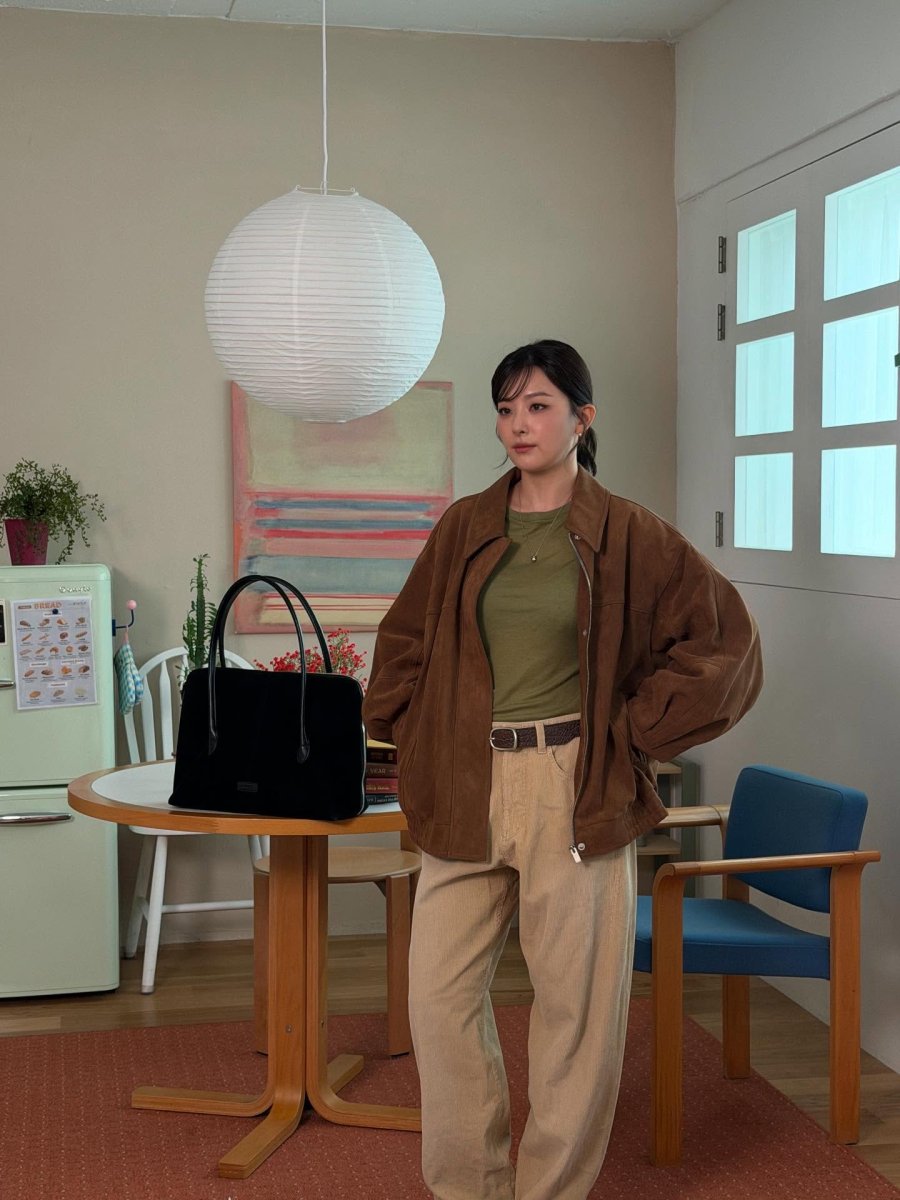 Một công thức thời thượng khác của cô là áo thun xanh rêu đi cùng áo khoác nâ