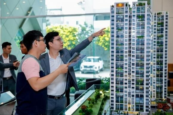 Bà Đỗ Thu Hằng, Giám đốc cấp cao Savills Hà Nội, dự báo quý IV/2025 thị trường đón khoảng 8.900 căn hộ mới, chủ yếu hạng B, và từ năm 2026 trở đi, nguồn cung sẽ dồi dào hơn. 