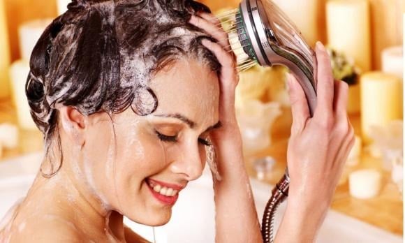 Với người khỏe mạnh, nước ấm vừa phải là đủ và không cần quá lo lắng về thứ tự gội đầu. 