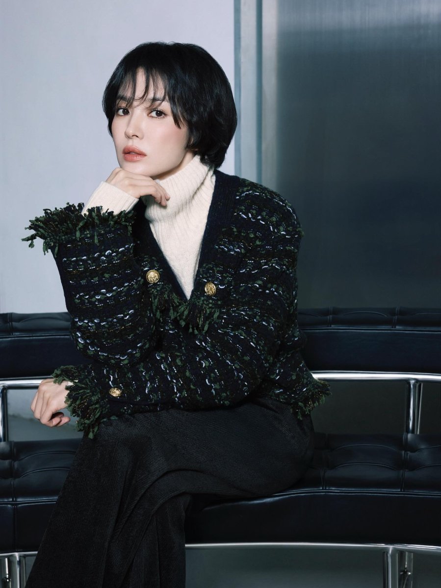 Nhờ phần tóc được cắt ngắn sát, gương mặt sáng bừng và những đường nét đẹp được phô diễn rõ ràng