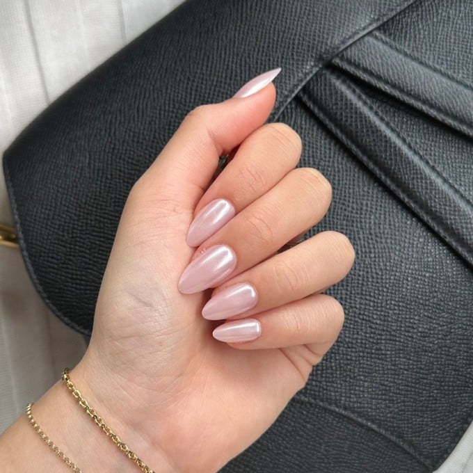 Màu nude dễ khiến da trông nhợt nhạt, làm lộ các đường gân xanh hoặc những vết thâm mờ trên da