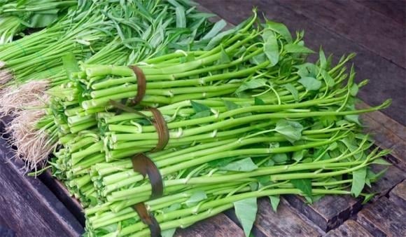 Rau muống nước là loại rau quen thuộc trong mâm cơm người Việt, thường được trồng ở các khu vực nước đọng hoặc kênh rạch, tạo điều kiện thuận lợi cho sán lá gan và các ký sinh trùng khác. 