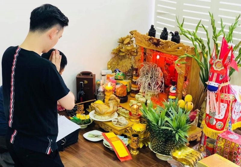 Khi gia chủ thành tâm, sạch sẽ và chuẩn bị đầy đủ lễ hương đăng, nguồn khí cát lành sẽ hội tụ, giúp công việc hanh thông, buôn bán đắt khách và tiền tài không bị nghẽn lại.