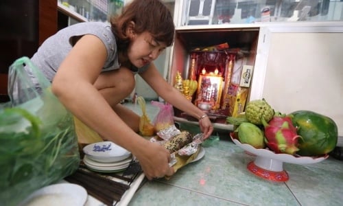 Nếu gia chủ cúng thêm đồ mặn như thịt luộc, tôm, cá…, sau khi cúng xong phải hạ xuống ngay lập tức. 