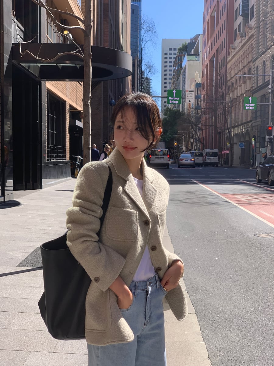 Áo dạ lửng luôn là item quen thuộc mỗi mùa đông, bởi kiểu áo này đem lại cảm giác trẻ trung nhưng vẫn chững chạc. 