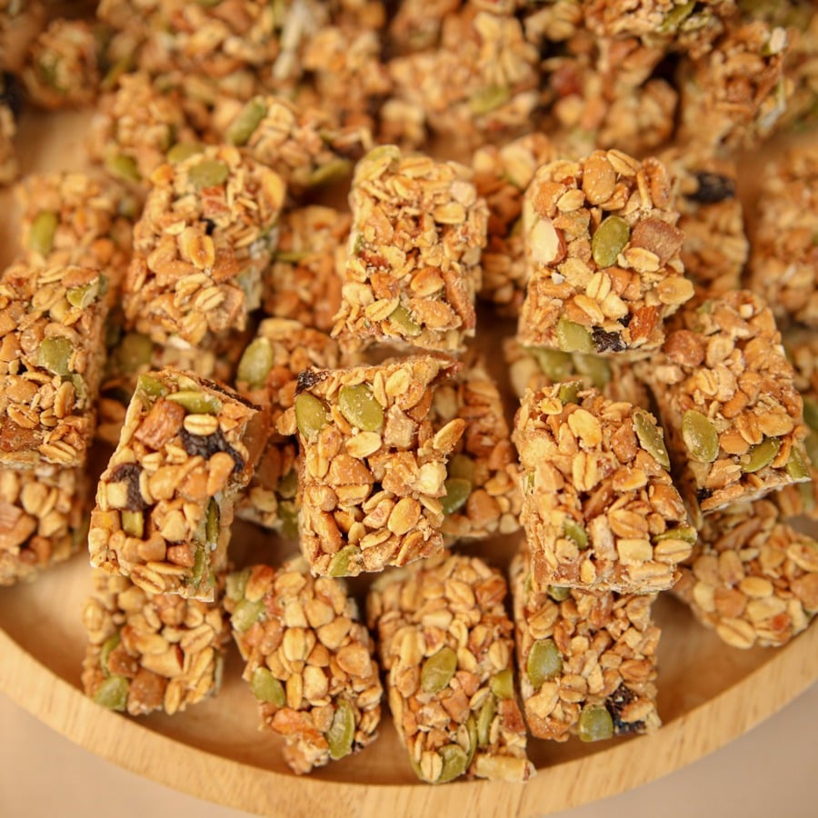 Thanh yến mạch được quảng cáo là đồ ăn vặt lành mạnh. Ảnh minh họa