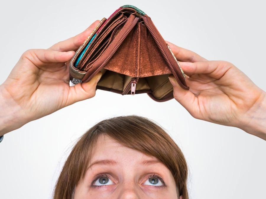 Tiêu xài hoang phí thì tiền bao nhiêu cũng hết