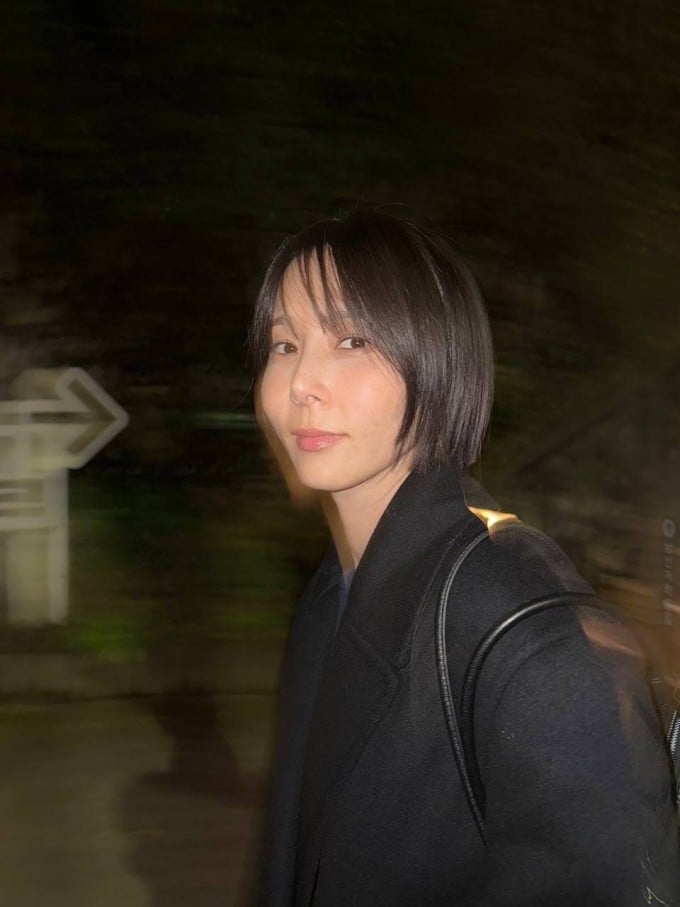  Vào mùa đông, khi bạn kết hợp mái thưa với áo dạ hoặc áo khoác dáng dài, hình ảnh trở nên gọn gàng