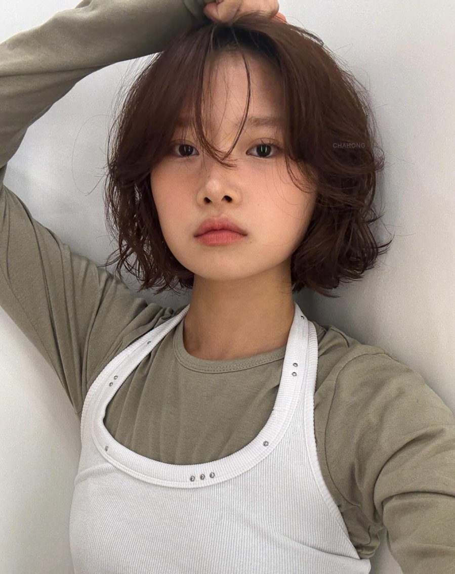 Tóc ngắn uốn xoăn luôn dẫn đầu danh sách những kiểu tóc dễ khiến gương mặt trở nên trẻ trung.