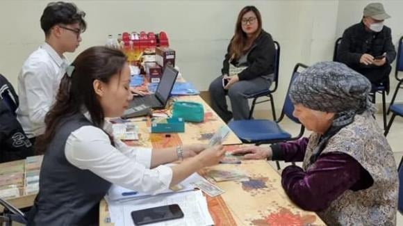 Người cao tuổi thuộc hộ nghèo, không có người có nghĩa vụ và quyền phụng dưỡng hoặc có người có nghĩa vụ và quyền phụng dưỡng nhưng người này đang hưởng trợ cấp xã hội hàng tháng.    